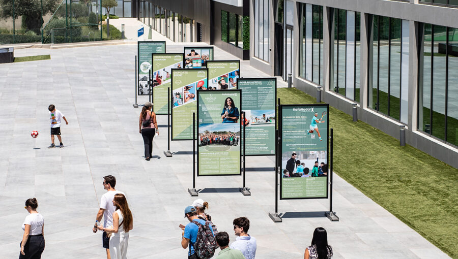 La exposición itinerante del programa “Educación y Deporte” de los Centros Fundación Rafa Nadal se instala este verano en la Rafa Nadal Academy